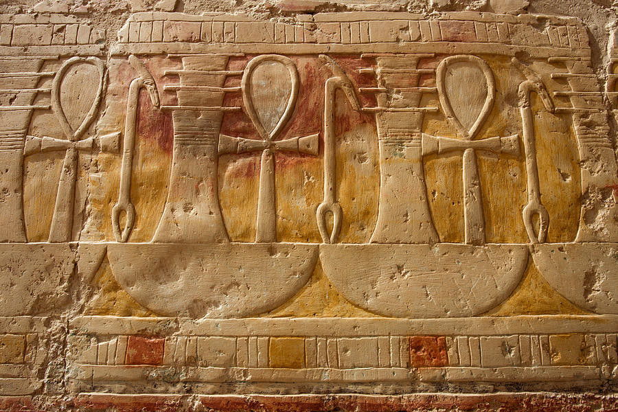 Cho đến nay, hình tượng Ankh đã được ghi nhận trong rất nhiều bức tượng hay phù điêu tìm thấy ở lăng mộ cổ, đền thờ Ai Cập.