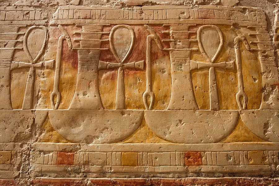 Cho đến nay, hình tượng Ankh đã được ghi nhận trong rất nhiều bức tượng hay phù điêu tìm thấy ở lăng mộ cổ, đền thờ Ai Cập.