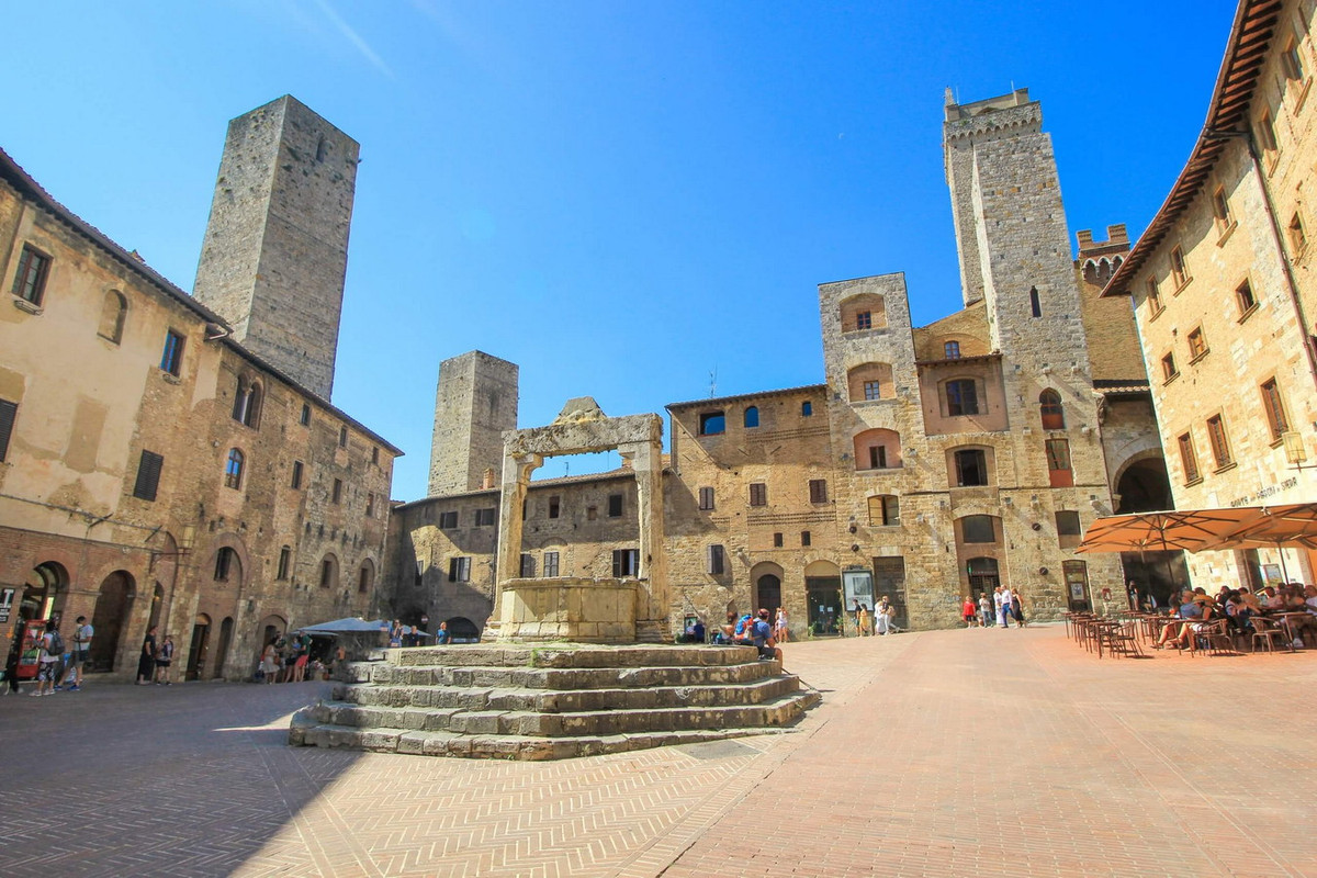 Các công trình này là kết quả của cuộc cạnh tranh giữa Ardinghelli và Salvucci - hai gia tộc quản lý thị trấn thời kỳ đó. Coi nhau là "kỳ phùng địch thủ", họ đã "đọ sức" với nhau bằng việc xây những tòa tháp cao nhất thị trấn. Ảnh: PlacesofJuma.