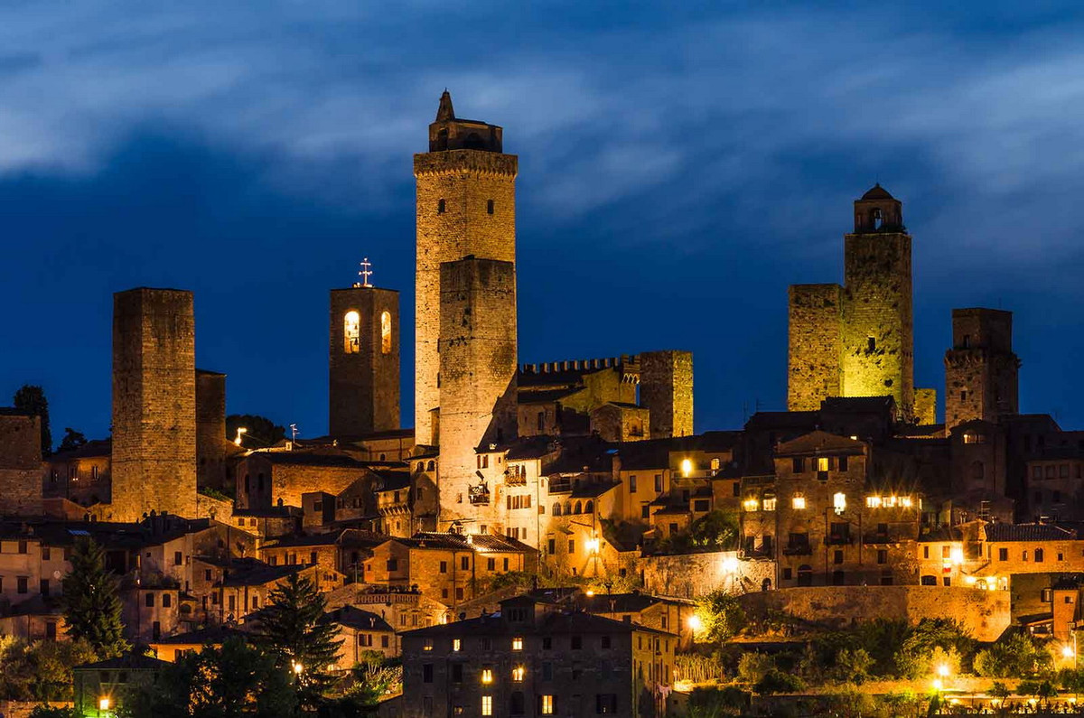 Sau một giai đoạn hưng thịnh, vào giữa thế kỷ 14, bệnh dịch hoành hành đã giết chết khoảng một nửa dân số của thị trấn San Gimignano. Sau thảm họa, hai gia tộc Ardinghelli và Salvucci đã nhượng quyền quản lí thị trấn lại cho thành phố Florence. Ảnh: The Sense Resort.