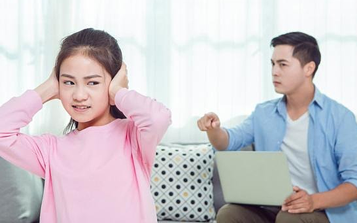 Con gai cang lon cang xa cach, bo phat hoang