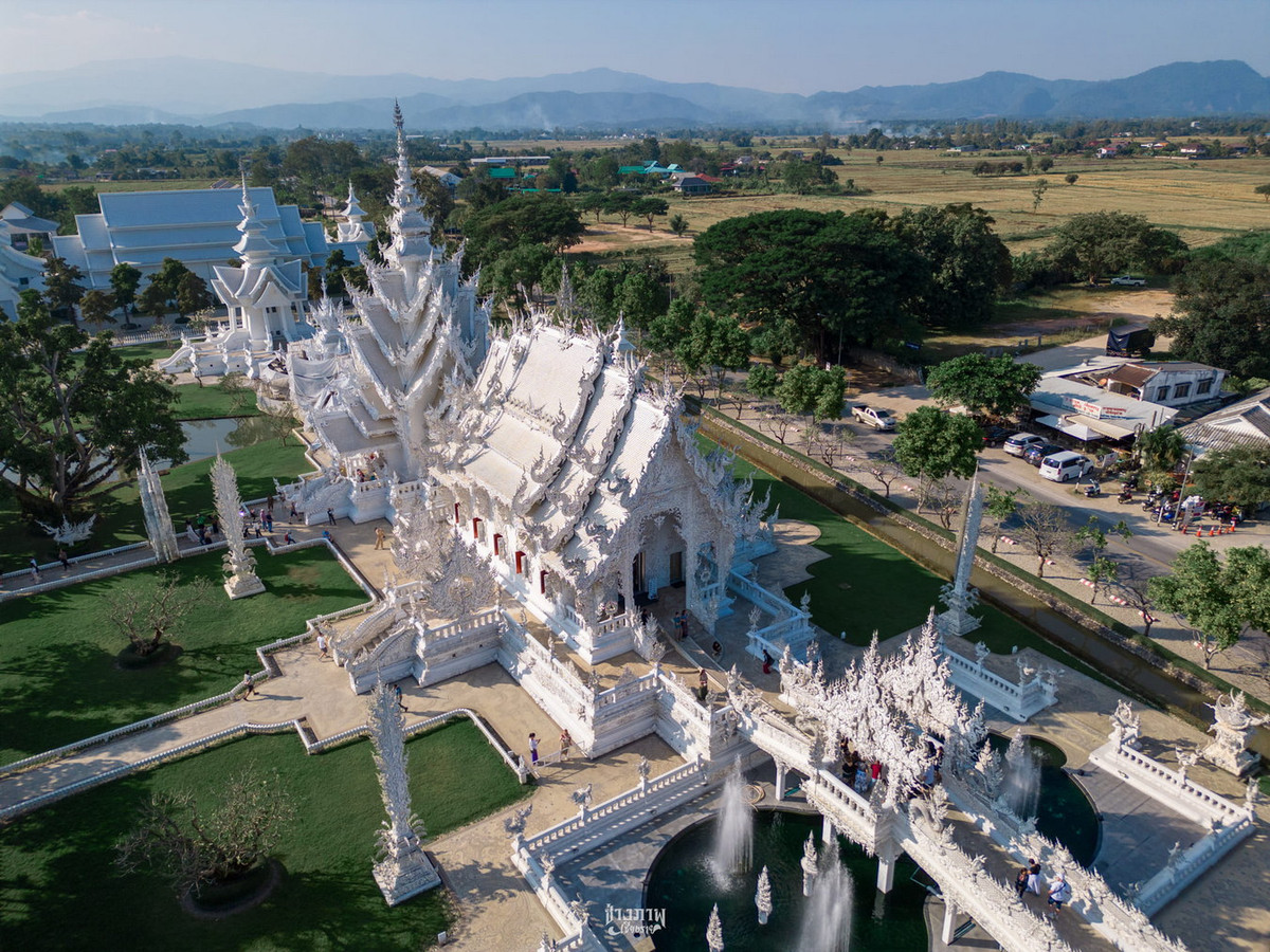 Từ năm 1997, khi chọn được khu đất rộng chừng 3 ha thuộc về một ngôi chùa cũ xập xệ tại tỉnh Chiang Rai, Chalermchai đã bắt đầu hiện thực hóa ý tưởng của mình với công trình Wat Rong Khun. Ảnh: Wat Rong Khun Facebook.