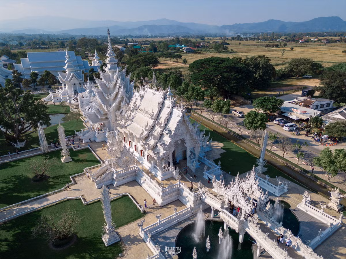 Từ năm 1997, khi chọn được khu đất rộng chừng 3 ha thuộc về một ngôi chùa cũ xập xệ tại tỉnh Chiang Rai, Chalermchai đã bắt đầu hiện thực hóa ý tưởng của mình với công trình Wat Rong Khun. Ảnh: Wat Rong Khun Facebook.