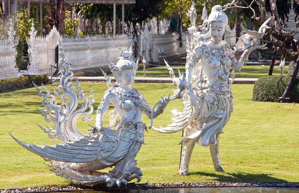 Bao quanh ngôi chính điện là các hồ cá và thảm cỏ xanh, nơi đặt những tác phẩm điêu khắc được chính họa sĩ Chalermchai thiết kế. Mỗi bức tượng là một biểu tượng mang ý nghĩa tâm linh khác nhau của người Thái. Ảnh: Ray Cannon's travel blog.