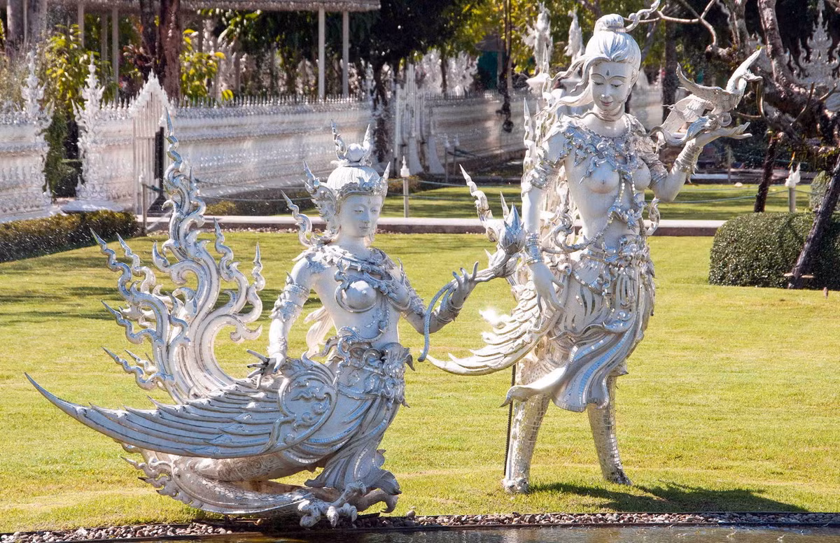 Bao quanh ngôi chính điện là các hồ cá và thảm cỏ xanh, nơi đặt những tác phẩm điêu khắc được chính họa sĩ Chalermchai thiết kế. Mỗi bức tượng là một biểu tượng mang ý nghĩa tâm linh khác nhau của người Thái. Ảnh: Ray Cannon's travel blog.