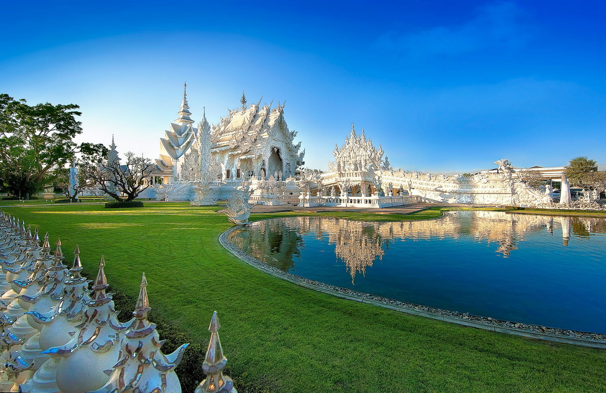 Nằm ở Ban Rong Khun, cách trung tâm thành phố Chiang Rai ở miền Bắc Thái Lan 13 km về phía Nam, Wat Rong Khun hay Chùa Trắng là một công trình tôn giáo độc đáo nổi tiếng thế giới. Ảnh: Chiang Rai &amp; Phayao.