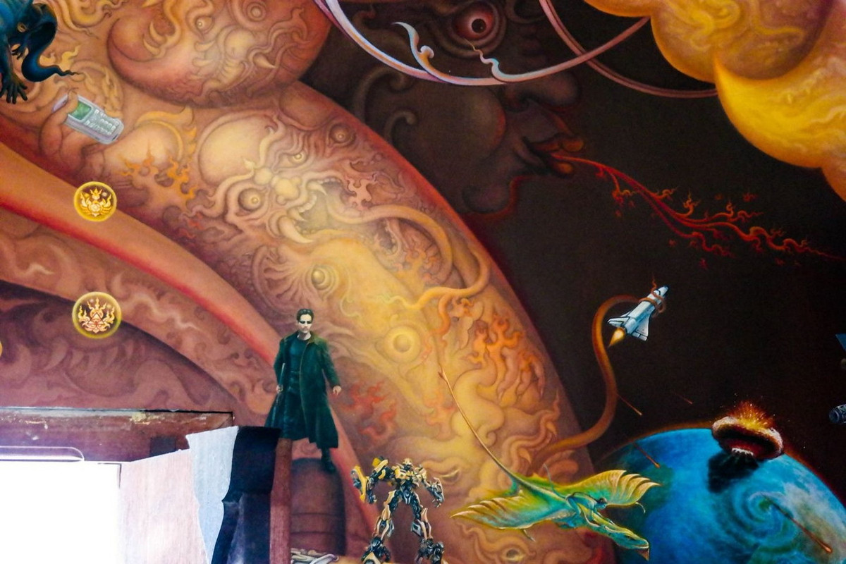 Bên trong chính điện Wat Rong Khun, thay cho những hình ảnh Phật giáo truyền thống, các tác phẩm nghệ thuật đương đại mang phong cách siêu thực đã được vẽ lên các vách tường. Ảnh: Polarsteps.