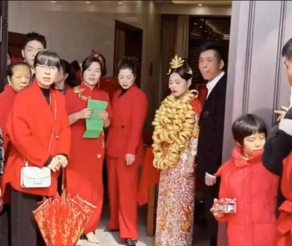 Co dau deo vang nang triu co trong dam cuoi gay xon xao