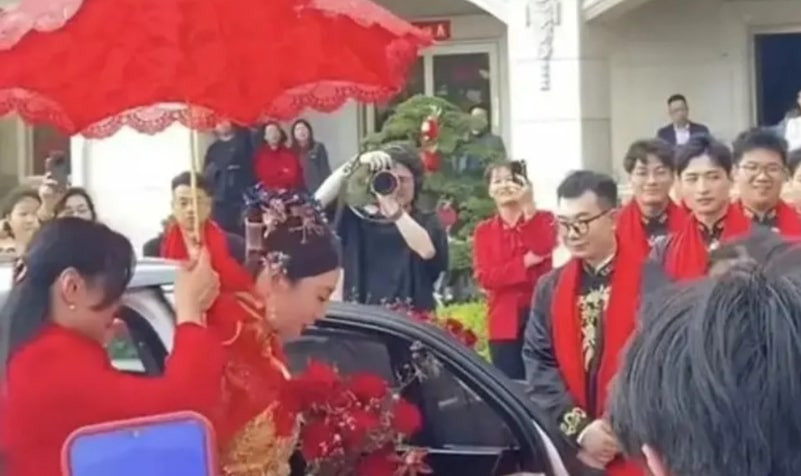 Co dau deo vang nang triu co trong dam cuoi gay xon xao-Hinh-2