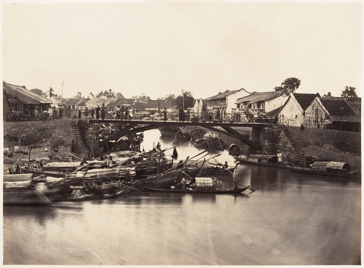 Con đường dẫn qua cây cầu trong ảnh nay là Đại lộ Đông Tây.