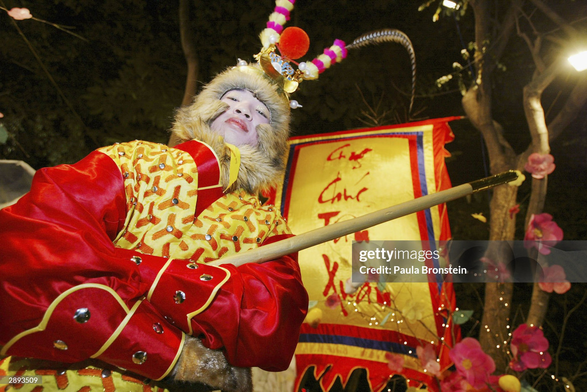 Hình tượng Tôn Ngộ Không "đắt hàng" do năm 2004 là năm con khỉ.