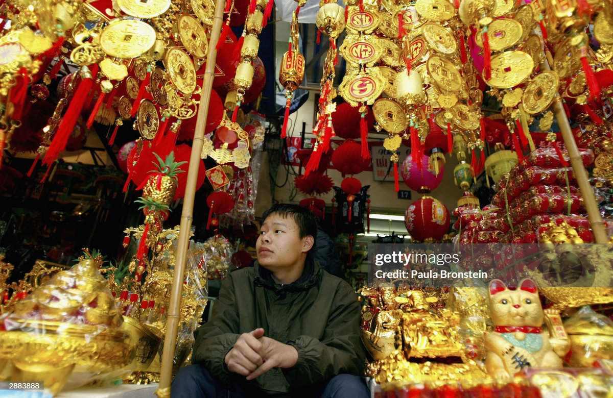 Người bán hàng ở cửa hàng số 17 Hàng Mã.