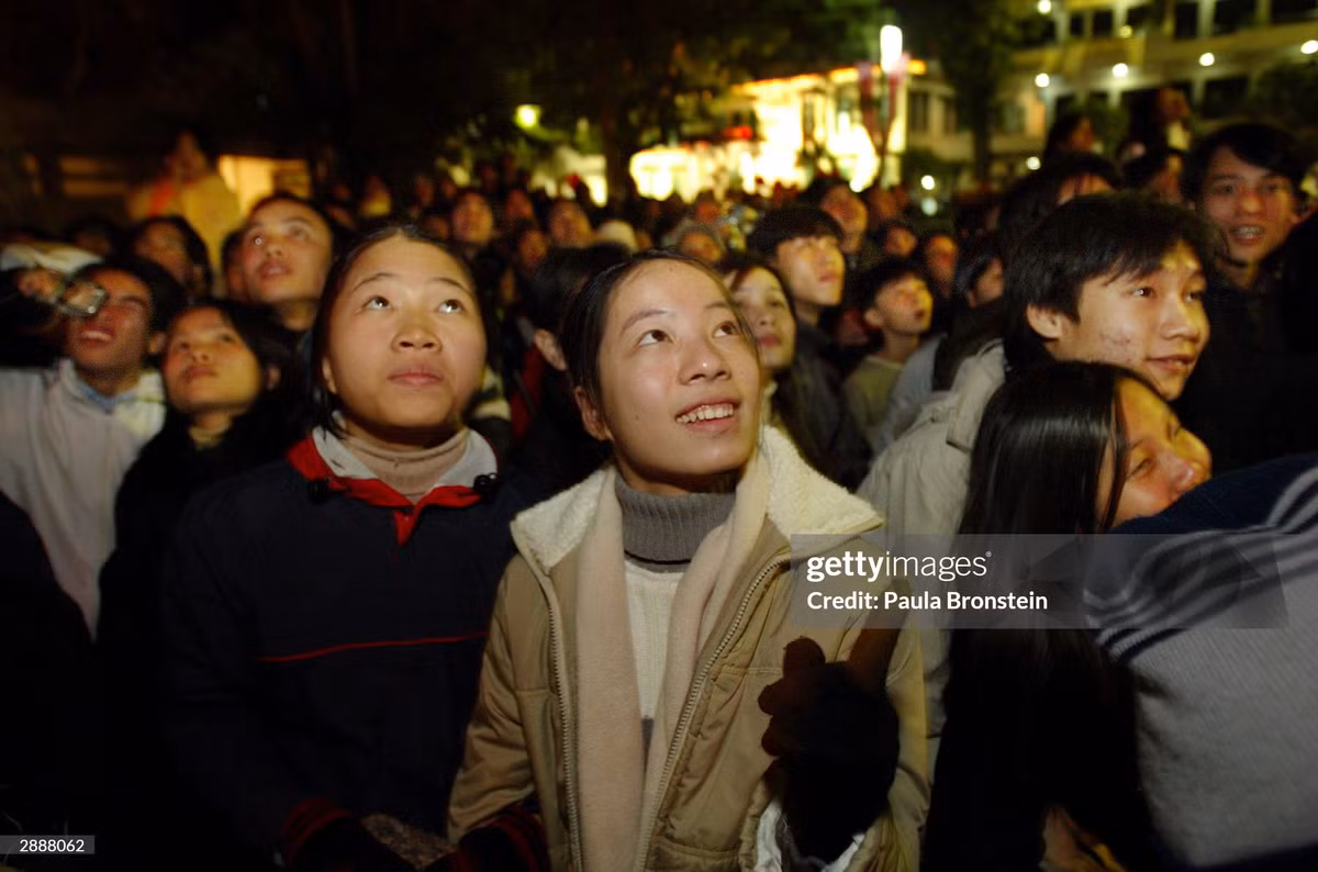 Người dân tụ họp ở bờ hồ chờ xem pháo hoa giao thừa.