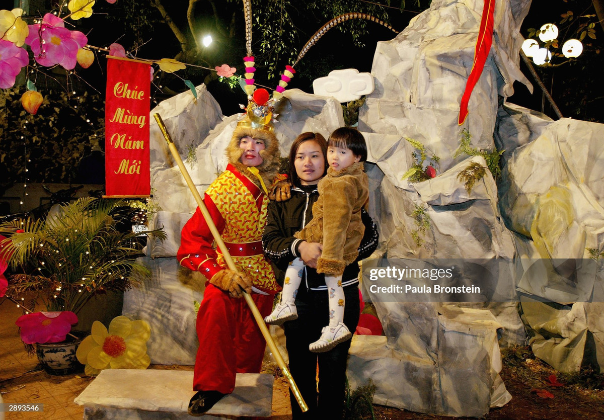 Hai mẹ con chụp ảnh cùng Tôn Ngộ Không ở cổng đền Ngọc Sơn, bờ hồ Hoàn Kiếm.