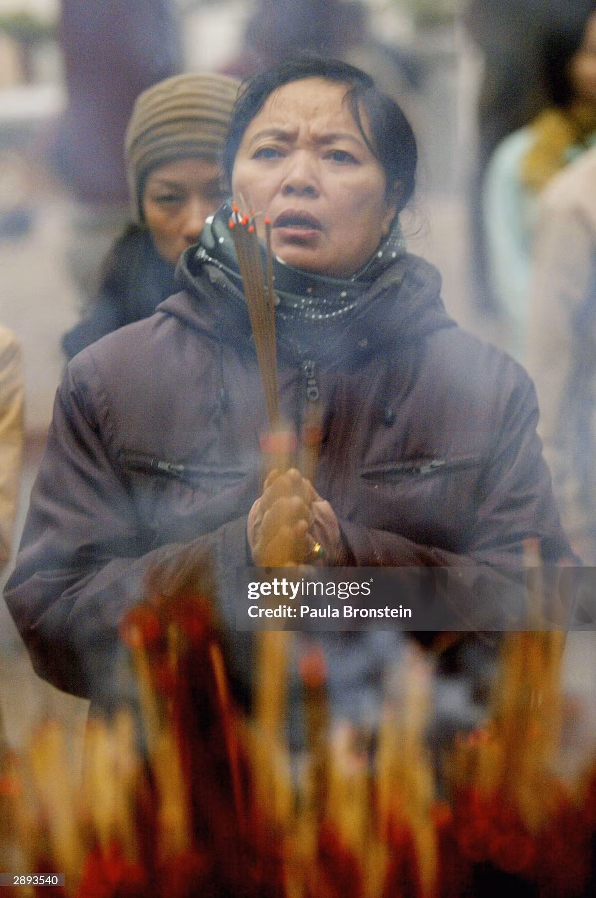 Người dân đi lễ ở đền Ngọc Sơn vào sáng mùng 1 Tết.