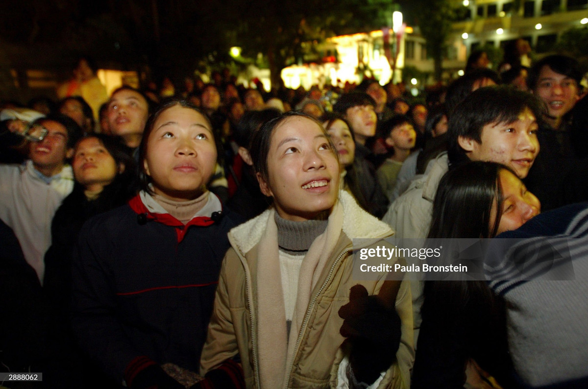 Người dân tụ họp ở bờ hồ chờ xem pháo hoa giao thừa.