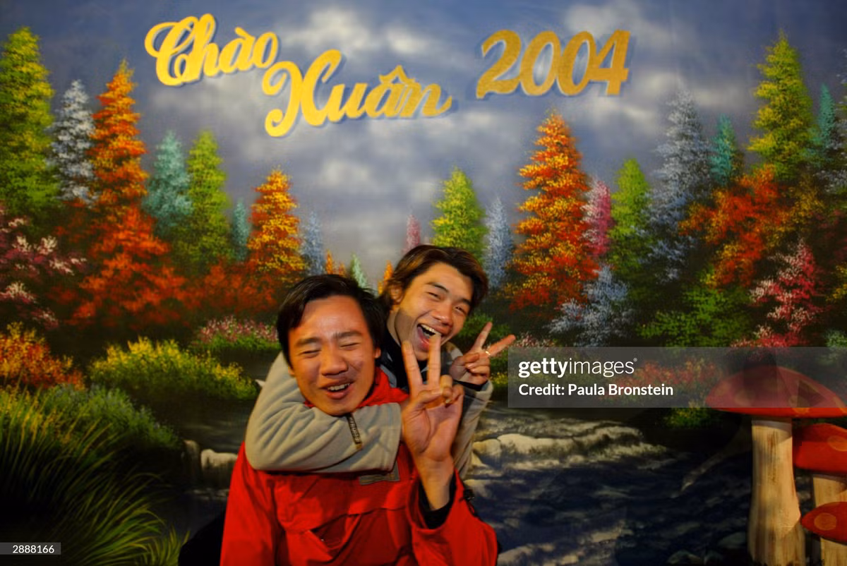 Hai thanh niên đã ngà ngà say hứng chí trước ống kính máy ảnh.