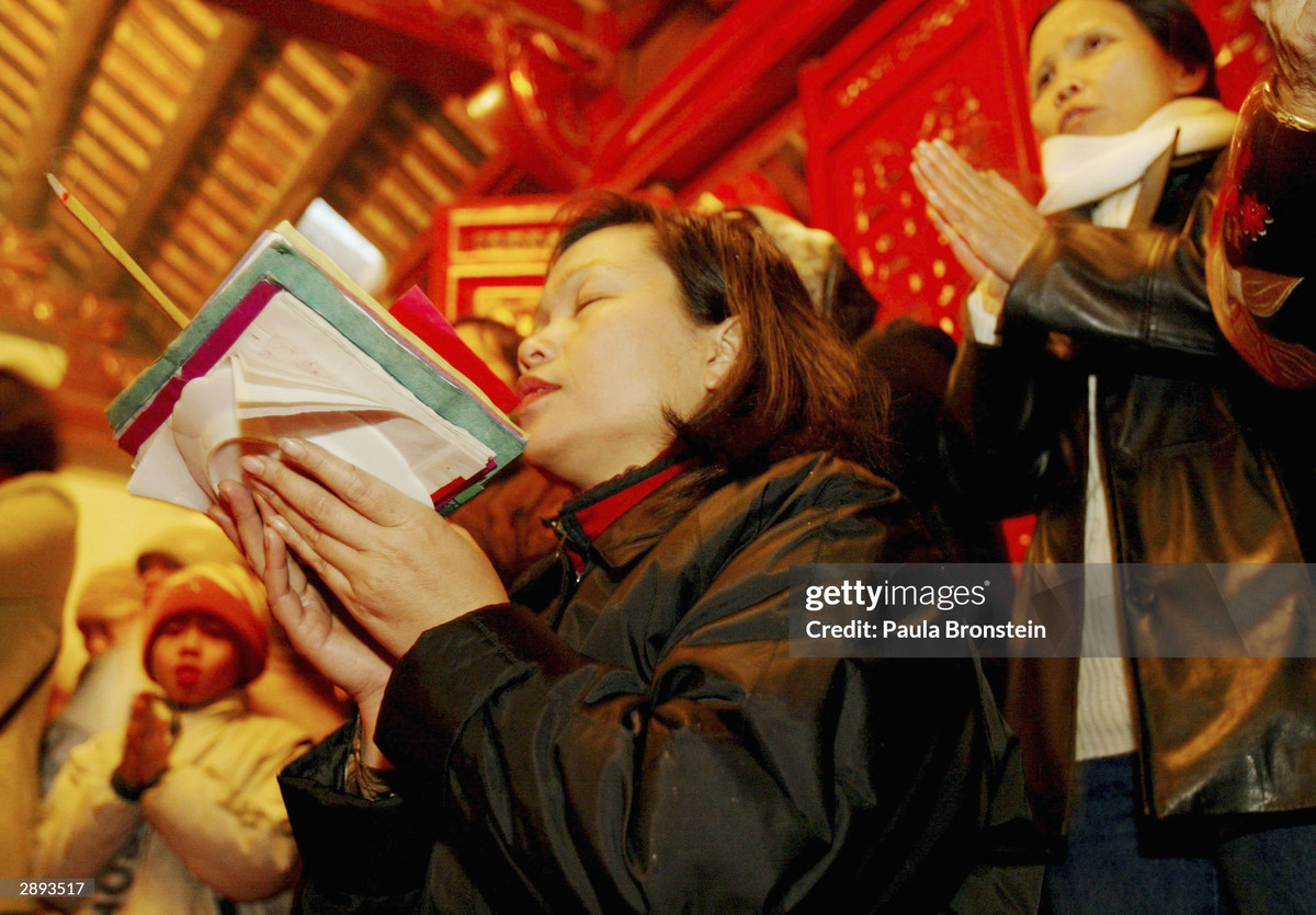 Bên trong chính điện của đền Ngọc Sơn.