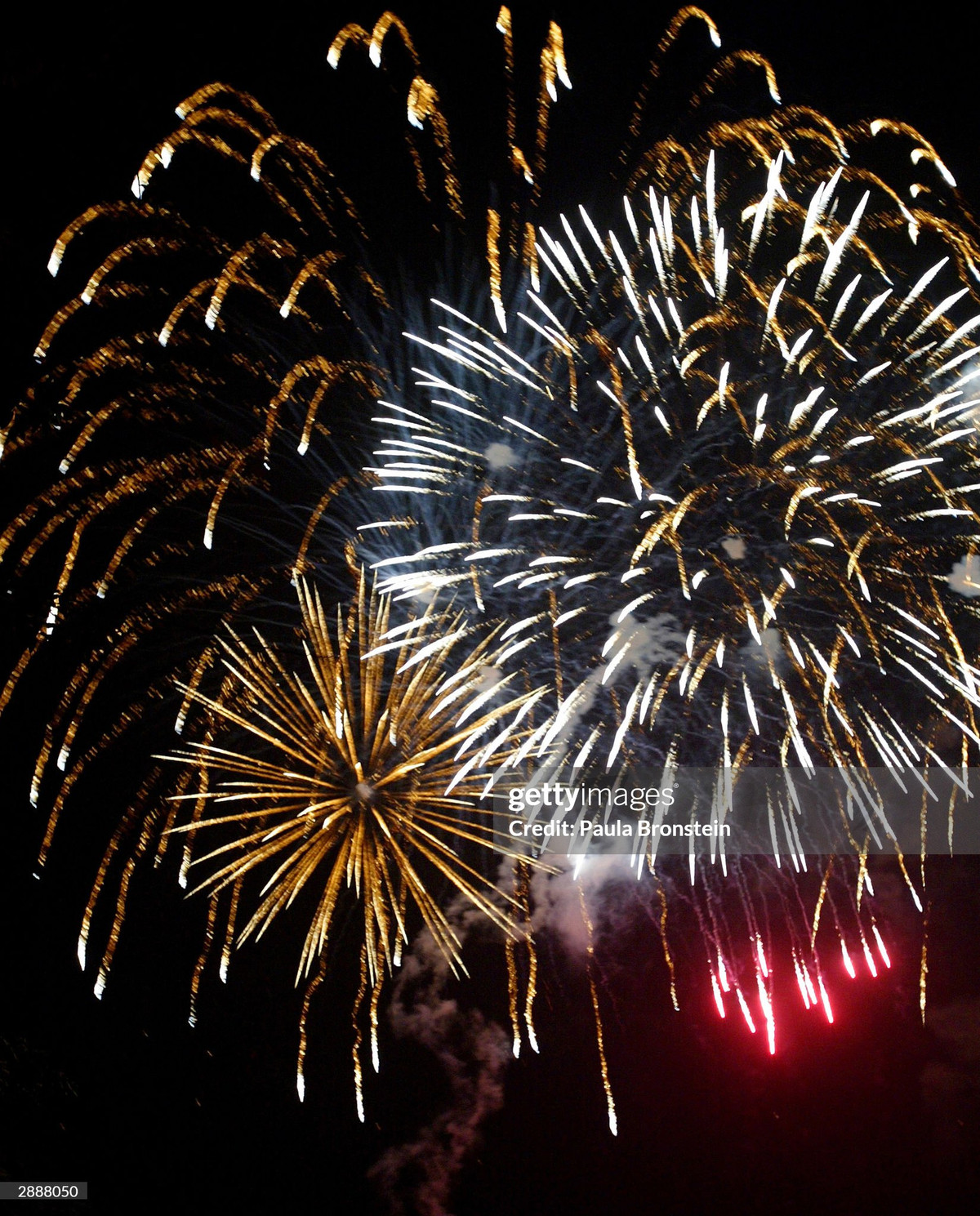 Pháo hoa rực sáng bầu trời Hà Nội những khoảnh khắc đầu tiên của năm mới.