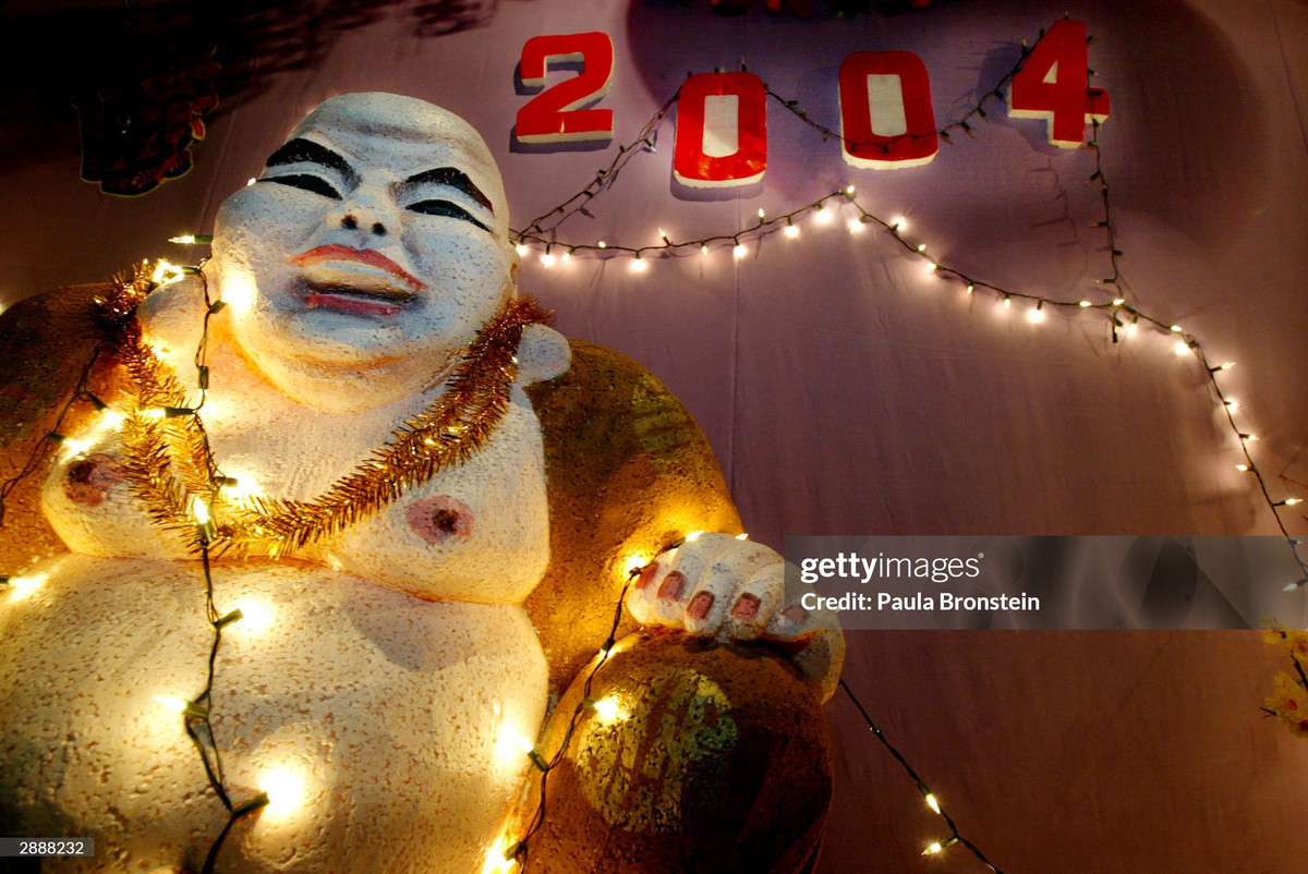 Tượng Phật Di Lặc tại một tiểu cảnh ở bờ hồ.