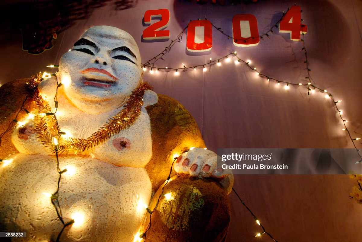 Tượng Phật Di Lặc tại một tiểu cảnh ở bờ hồ.