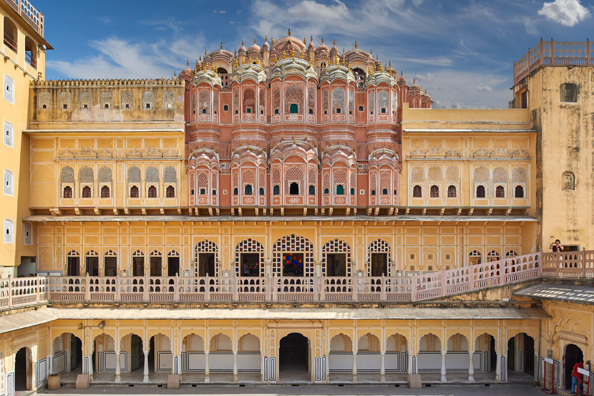 Mặt sau cung điện (thực chất là mặt tiền, còn mặt hướng ra phố mới là mặt hậu) kết nối với một khu phức hợp rộng lớn của hoàng gia. Lối vào cung điện nằm ở khu vực này. Ảnh: AirAsia.