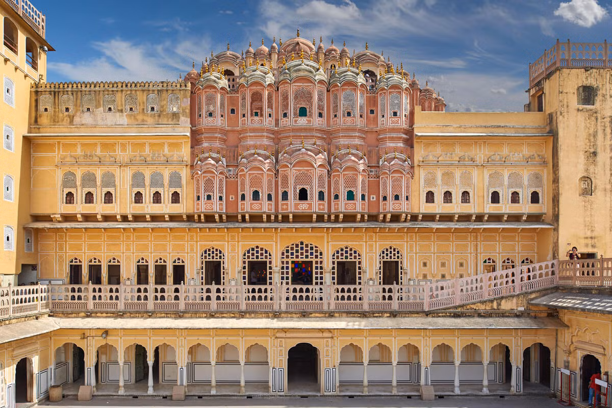 Mặt sau cung điện (thực chất là mặt tiền, còn mặt hướng ra phố mới là mặt hậu) kết nối với một khu phức hợp rộng lớn của hoàng gia. Lối vào cung điện nằm ở khu vực này. Ảnh: AirAsia.