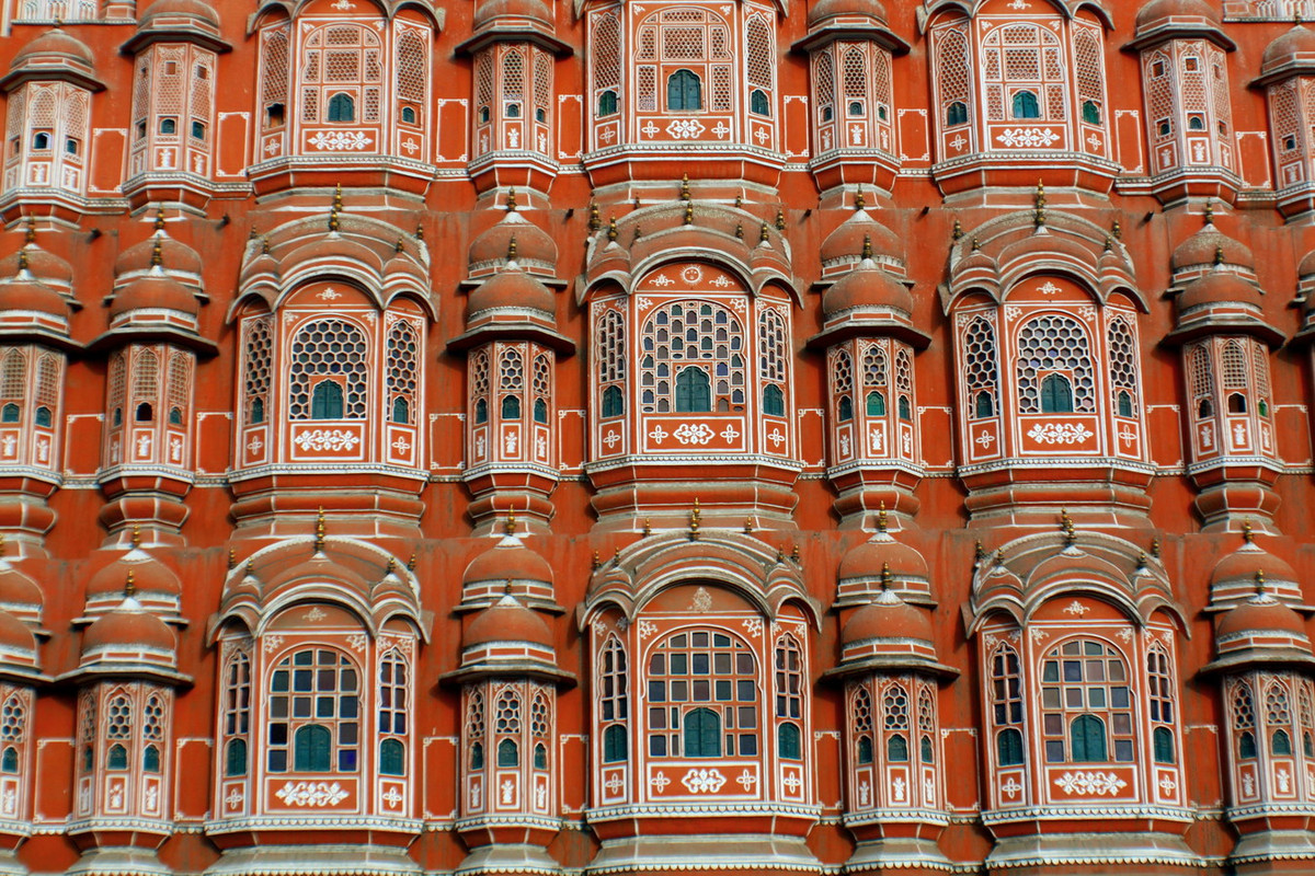 Những ban công nhỏ chắn ngang cửa sổ và mái vòm được gắn vào các gờ tạo nên điểm nhấn, tôn thêm vẻ đẹp của cung điện có kiến trúc đặc biệt này. Ảnh: Wikipedia.