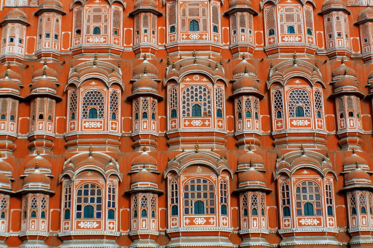 Những ban công nhỏ chắn ngang cửa sổ và mái vòm được gắn vào các gờ tạo nên điểm nhấn, tôn thêm vẻ đẹp của cung điện có kiến trúc đặc biệt này. Ảnh: Wikipedia.