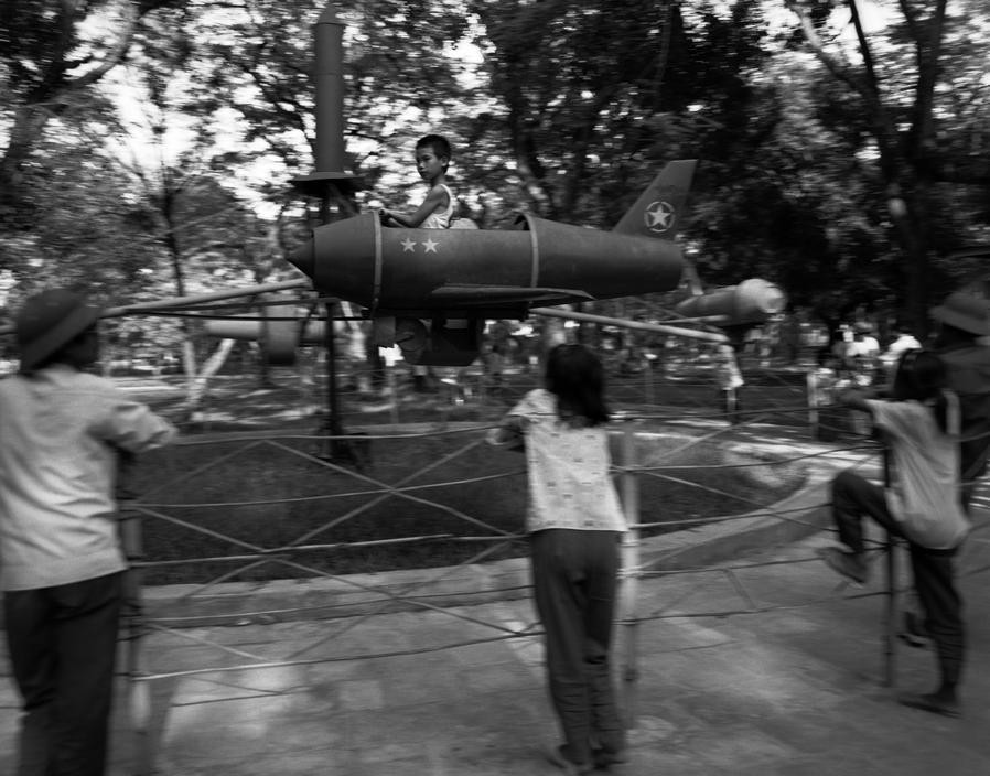 Trò chơi đu quay trong công viên Lê Nin.