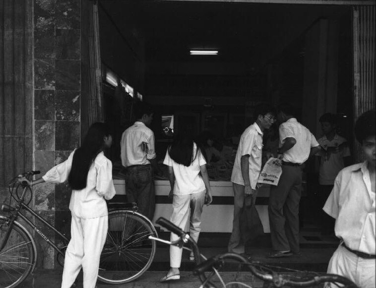 Quầy báo quốc doanh trên phố Tràng Tiền.