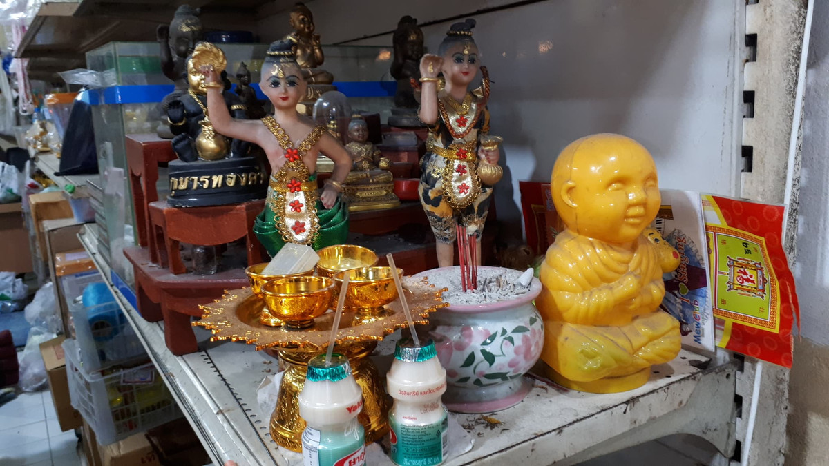 Kuman Thong là con ma có hình dạng một đứa trẻ mặc trang phục truyền thống. Con ma này sẽ mang lại điều tốt lành cho những ngôi nhà nào nó sinh sống. Vì vậy mà người Thái thường đặt tượng Kuman Thong trong nhà.