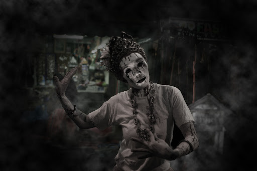 Phi Phong là con ma nam giới độc ác luôn tỏa ra mùi ghê rợn. Nó ẩn nấp dưới những tán lá để rình rập hãm hại con người.