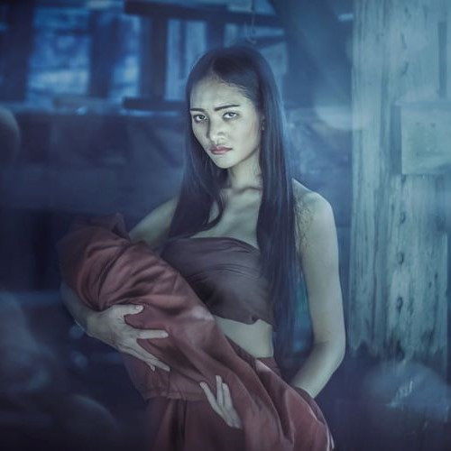 Mae Nak là một người phụ nữ chết sau khi sinh nở, trở thành ma ám những người đàn ông. Một đặc điểm nhận dạng Mea Nak là nó có thể kéo dài cánh tay khi cần thiết.