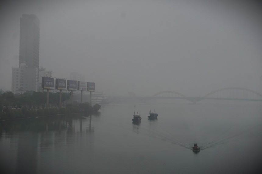 Cầu Rồng và những tòa nhà cao tầng dọc bờ sông Hàn "biến mất" trong lớp sương mù dày đặc.