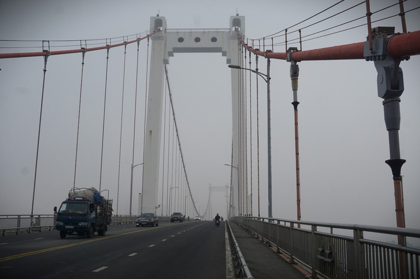 Cầu Thuận Phước như bị màn sương mù "nuốt chửng".