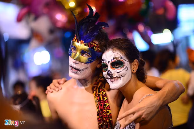 Nhờ có các du khách nước ngoài, đêm Halloween Hà Nội đã sôi động hơn, khác hẳn với các năm trước khi giới trẻ và các nhóm chỉ tổ chức riêng trên sân khấu.