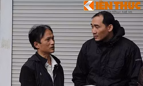 Đến khoảng 13h, được sự vận động tích cực từ phía lực lượng chức năng một trong hai người cố thủ tên Bùi Tiến Cường (SN 1964, người bên trái) đã chịu bước ra ngoài.