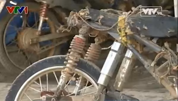 Do chở nặng, xe bị hỏng yên...