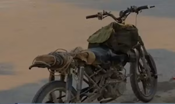 Nhiều xe chỉ còn giữ được máy, khung; còn các phần "vỏ" khác như yên, yếm, mặt nạ... không còn nữa.