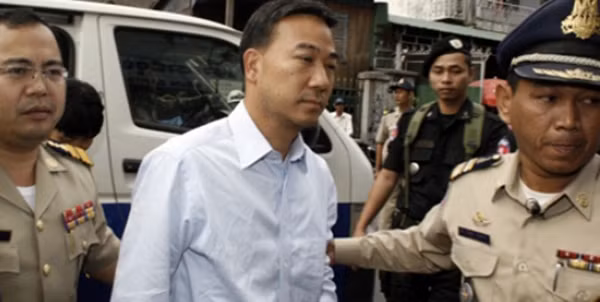  Ngày 4/9/2012, sau 3 tháng lẩn trốn và bị truy nã Dương Chí Dũng đã bị bắt tại Campuchia. Đến sáng ngày 5/10/2012, Dương Chí Dũng được áp giải từ TPHCM về Hà Nội trên chuyến bay VN116 của Vietnam Airlines, chỗ ngồi số 38A được ghi rõ là "tội phạm kinh tế". Ảnh: kohsantepheapdaily.