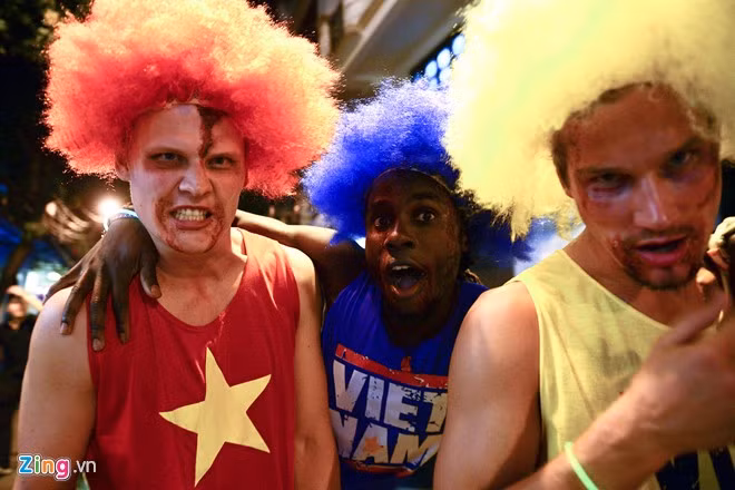 Không chỉ hoá trang những cảnh chết chóc, máu me rùng rợn, họ còn biết cách làm mới những cuộc chơi.