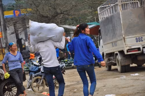 Thành quả của đôi nam nữ này sau khi mót từ một chiếc xe tải.