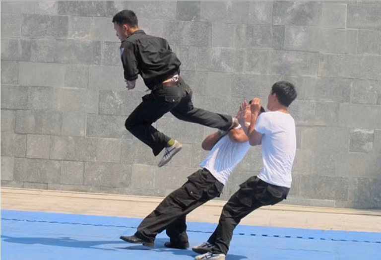 Nhân kỷ niệm ngày thành lập lực lượng cảnh sát bảo vệ & cơ động, các chiến sĩ cảnh sát cơ động Đà Nẵng đã trình diễn những màn đối luyện tay không và khí công tuyệt đỉnh.