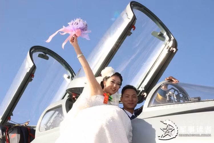 Sự xuất hiện của dàn chiến đấu cơ, xe quân dụng... trong đám cưới tập thể của bộ đội không quân Trung Quốc từng gây xôn xao dân mạng nước này vào cuối tháng 10/2013.