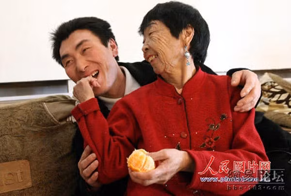 Rất nhanh chóng, hình ảnh thật của cặp vợ chồng Ngọc Thành - Ngọc Cầm đã được tìm ra. Bà Ngọc Cầm, hiện 76 tuổi còn anh Ngọc Thành, 39 tuổi đã từng được cả nước Trung Quốc biết đến khi xuất hiện trên rất nhiều phương tiện thông tin đại chúng.