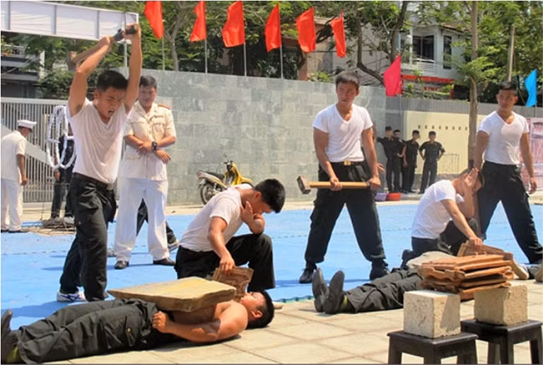 Những màn khí công thể hiện sức mạnh của cảnh sát cơ động Việt Nam.