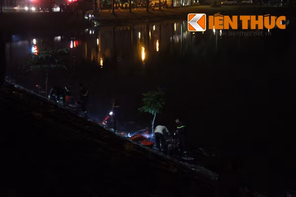 Hàng chục xe cứu hỏa cùng hàng trăm chiến sĩ có mặt tại hiện trường.