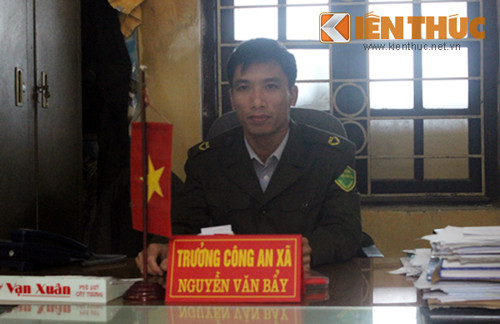 Ông Nguyễn Văn Bẩy, Trưởng công an xã Liên Ninh trao đổi với phóng viên.