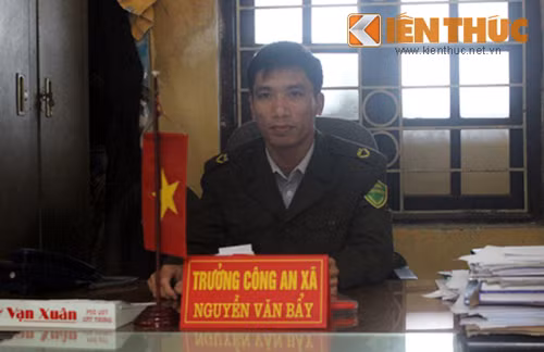 Ông Nguyễn Văn Bẩy, Trưởng công an xã Liên Ninh trao đổi với phóng viên.